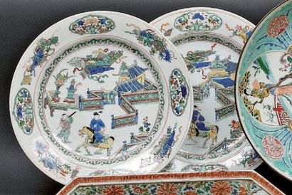 CHINE Paire d'assiettes rondes décorées en émaux de la famille verte d'un cavalier...