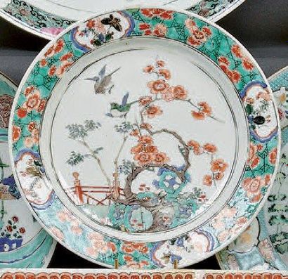 CHINE Assiette ronde décorée en émaux de la famille verte de deux oiseaux près d'un...