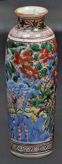 CHINE Vase rouleau décoré en émaux Wucai de fleurs, de feuillages et de rochers percés....