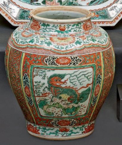 CHINE Potiche de forme balustre décorée en émaux wucai de dragons, chiens de fô,...