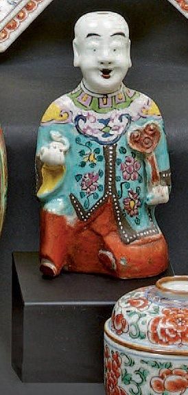 CHINE Figure d'Immortel à genoux à décor polychrome des émaux de la famille rose....