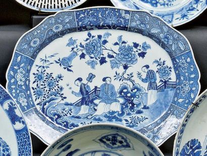CHINE Plat ovale à bord contourné à décor en bleu sous couverte de trois femmes Chinoises...