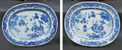 CHINE Deux petits plats ovales décorés en bleu sous couverte d'oiseaux perchés sur...