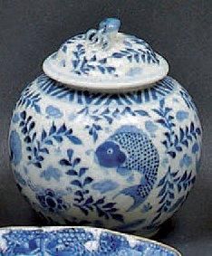 CHINE Trois pots couverts à décors divers en bleu sous couverte (fleurs, poissons)....