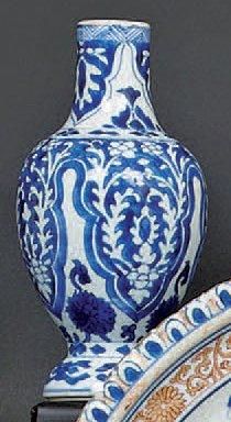 CHINE Vase balustre à décor en bleu sous couverte de larges lambrequins. Epoque Kangxi...