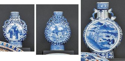 CHINE Trois petits vases à panse aplatie (moon flask), les anses formées de chimères...