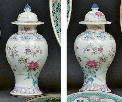 CHINE Paire de petits vases balustres couverts à décor polychrome des émaux de la...