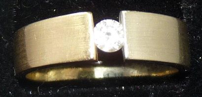 null Large anneau en or jaune amati 14 K (585/000), sertie d'un diamant rond de taille...