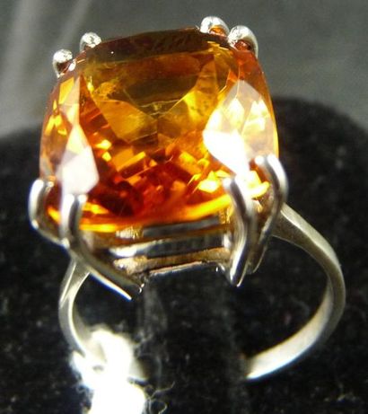 null Bague en argent sertie d'une citrine coussin facettée. Poids brut: 4,2 g. TDD:...