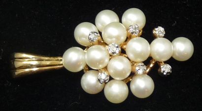 null Pendentif en or jaune 14 K (585/000), figurant une grappe, sertie de perles...