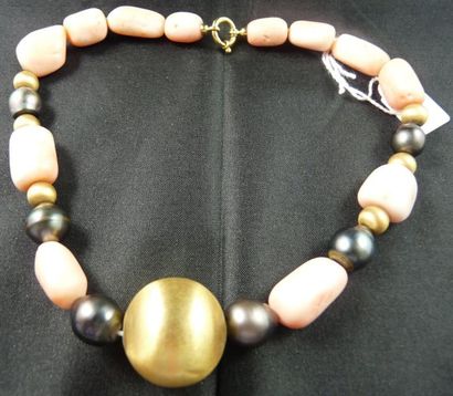 null Collier composé de boules de corail rose alternées de perles de culture grises...