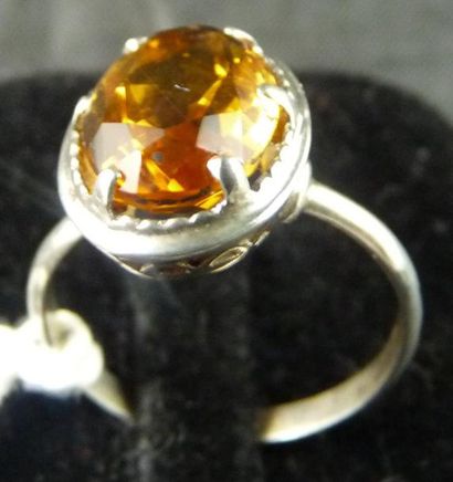 null Bague en argent, sertie d'une citrine ovale facettée. Poids brut: 2,5 g. TDD:...