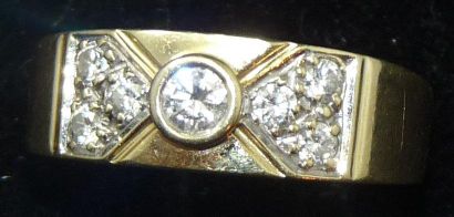 null Bague bandeau en or jaune 14 K (585/000), sertie d'un diamant de taille brillant...