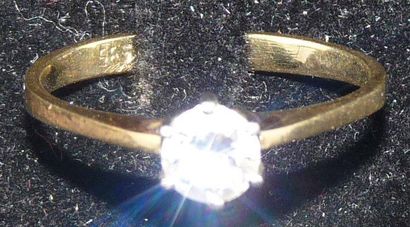 null Bague en or jaune 14 K (585/000), sertie d'un diamant de taille brillant. Poids...