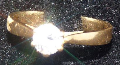 null Bague en or jaune, sertie d'un diamant de taille brillant. Poids brut: 2,7 g....