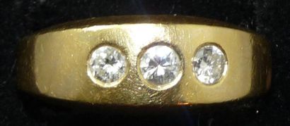 null Bague jonc en or jaune sertie de trois diamants de taille brillant. Poids brut:...