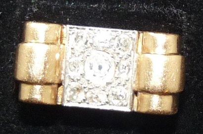 null Bague chevalière en or jaune sertie de diamant de taille ancienne. Vers 1940....