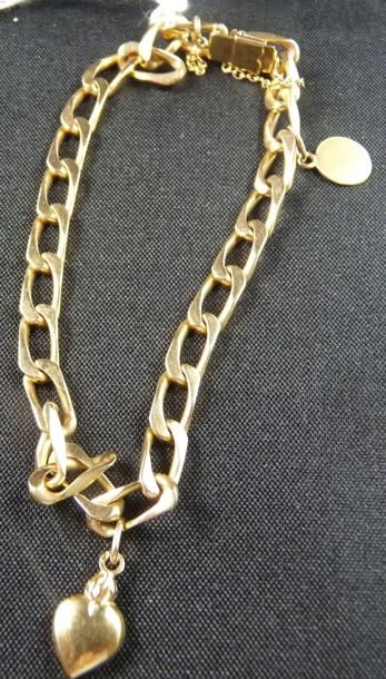 null Bracelet gourmette en or jaune retenant deux pendentifs en or jaune (un coeur...