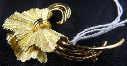 null Broche en or jaune, à décor de ruban stylisé en or jaune amati. Poids brut:...