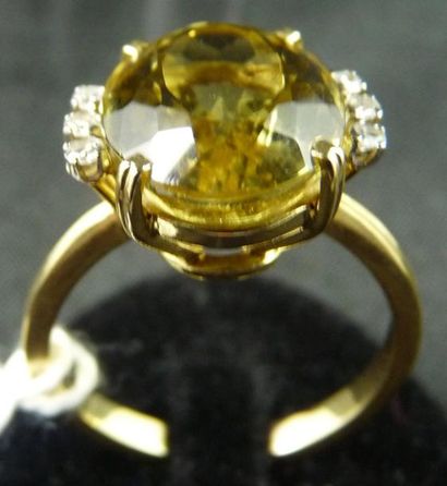 null Bague en or jaune sertie d'un béryl "héliodore" entre six petits diamants. Poids...