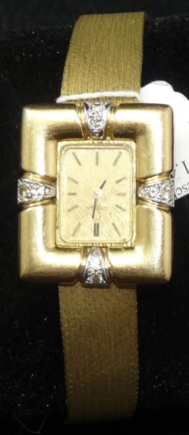 null Montre bracelet de dame, carrée, en or jaune orné de quatre motifs sertis de...