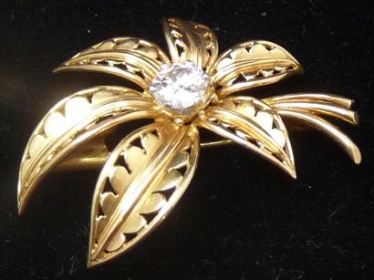 null Broche "fleur" en or jaune sertie d'un diamant de taille brillant. Travail français,...