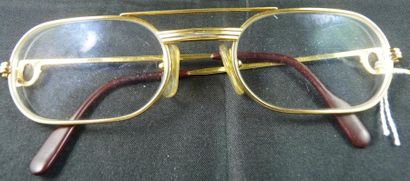 Paire de lunettes d'homme en métal doré....