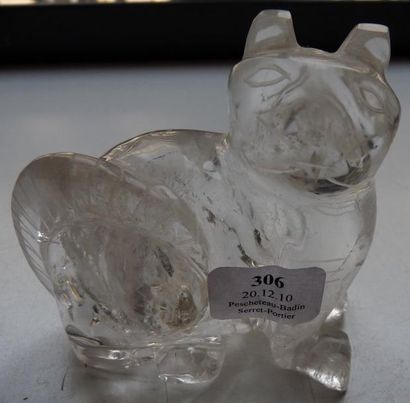 null Petite sculpture en cristal de roche représentant un chat. Hauteur: 7 cm