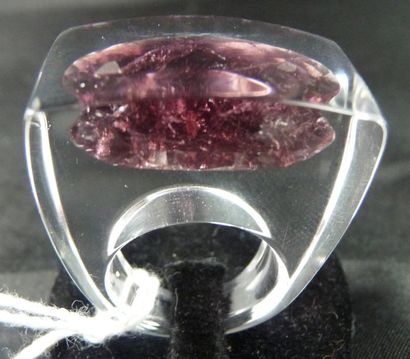 null Largue bague rectangulaire en plexiglas incolore contenant une tourmaline ovale...