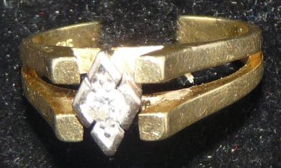 null Bague en or jaune 14 K (585/000), sertie d'un petit diamant de taille brillant...