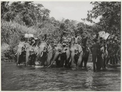 Travail des années 50 Série de neuf Photographies sur le théme de l'Asie du Sud-Est....