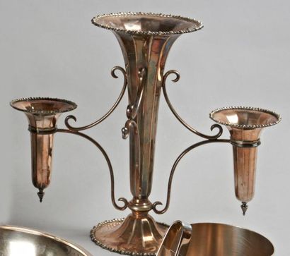 D & A CONNAUGHT Centre de table en métal argenté à deux petits vases amovibles conique...