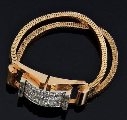 null Bracelet double brin "serpent" en or jaune et platine, orné au centre d'un motif...