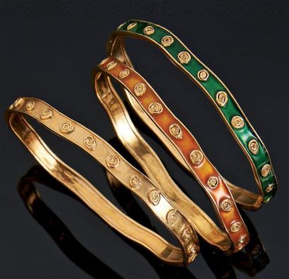 null Trois bracelets jonc rigide, en or jaune mouvementé, émaillés orange ou vert...