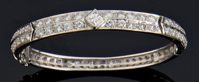 null Petit bracelet jonc rigide ouvrant en or gris, serti de diamants de taille brillant...