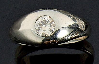 null Bague en or gris, sertie d'un diamant de taille ancienne. Poids brut: 8,9 g....
