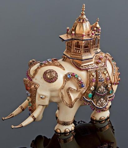 null Elephant en ivoire sculpté appliqué d'or 14 K (585/000) ciselé et ajouré, serti...