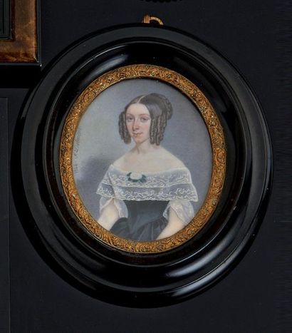FÉLIX DELMONT (1794-1867) Portrait de jeune femme en robe de soie noire et important...