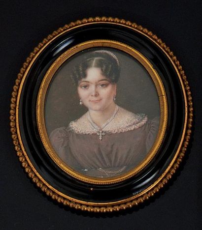 École FRANÇAISE vers 1810 Portrait de jeune femme en robe de soie prune portant un...