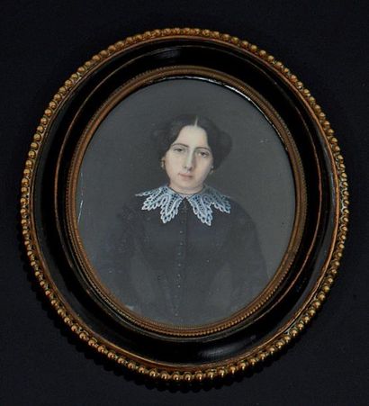 Ecole Francaise vers 1840 Portrait de femme en robe de soie noire à large col de...