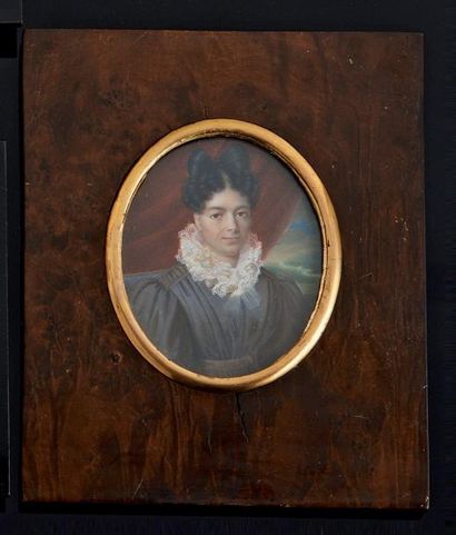 Ecole FRANÇAISE vers 1830 Portrait de jeune femme en robe grise et coiffée d'un chignon...