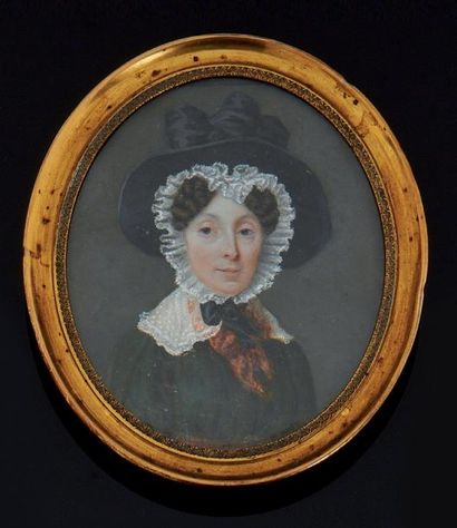 Ecole FRANCAISE, vers 1830 Portrait de femme en robe verte et important chapeau de...