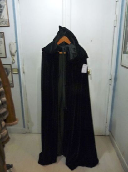 Costumes de Théatre de Paris Cape à capuche en velours noir.