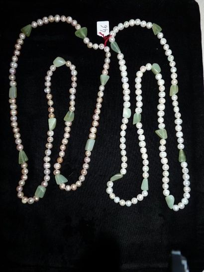 null Ensemble de deux sautoirs de perles de culture baroques entrecoupées de jad...