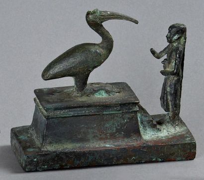 null Thot-Ibis adoré en bronze à patine rouge et verte. Il se tient sur un piédestal...