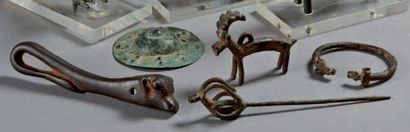 null Lot de bronzes: - Cervidé - Bracelet ouvert aux extrémités en forme de têtes...