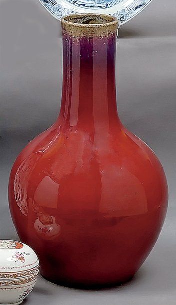 null CHINE - Vase bouteille de forme balustre à couverte émaillée de couleur sang...