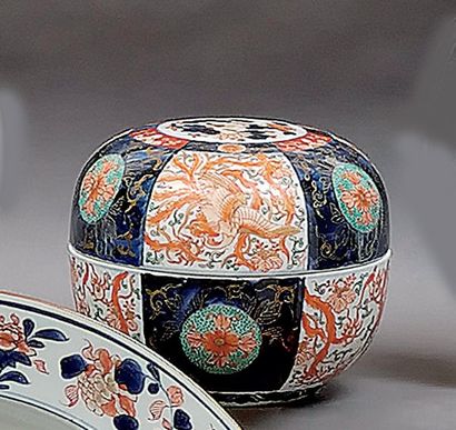 null JAPON - Boîte ronde couverte décorée dans la palette Imari de phénixs alterné...