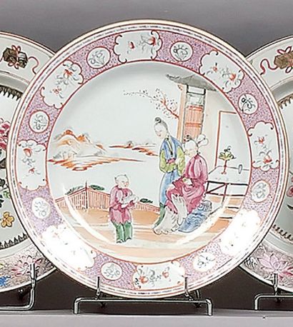null CHINE - Assiette à décor polychrome des émaux de la famille rose au centre de...