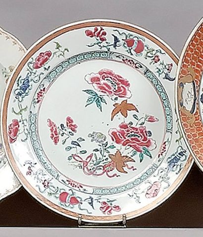 null CHINE - Assiette ronde décorée en émaux de la famille rose de chrysanthèmes....